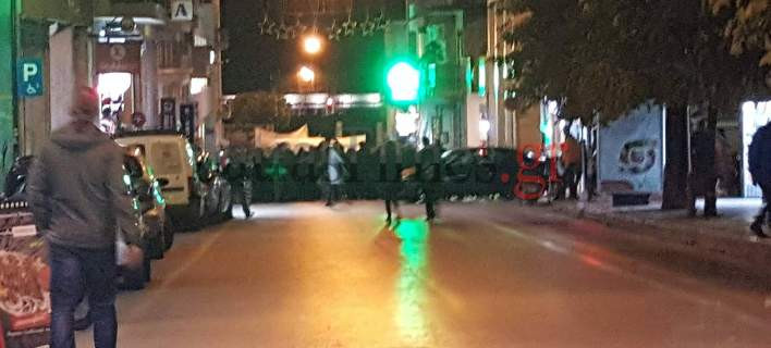 Eπεισόδια και στην Πάτρα: Βροχή από μολότοφ, έσπασαν βιτρίνα, φωτιά σε ΙΧ (εικόνες, βίντεο)